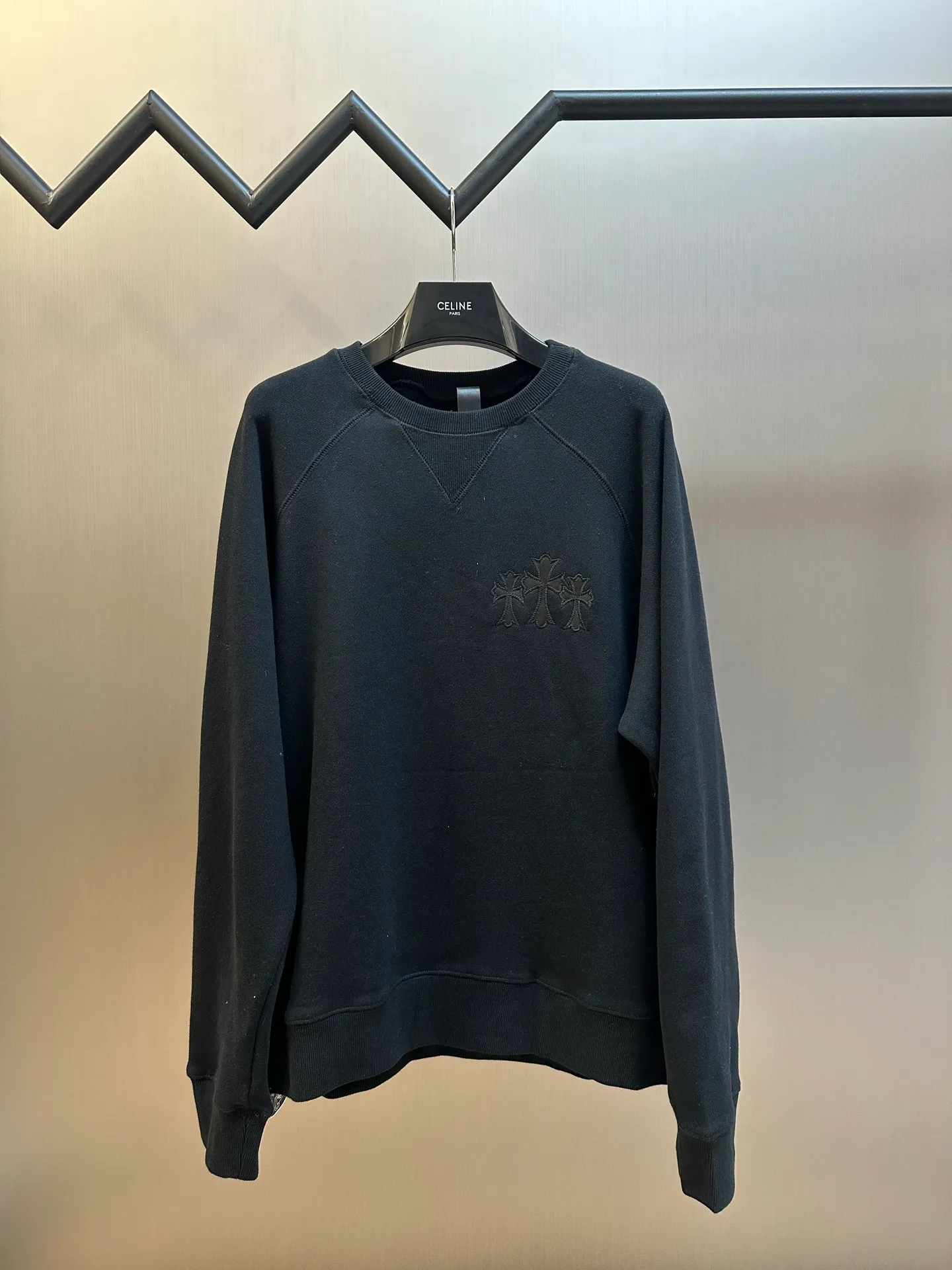 P410 Chrome Hearts Logo Round Neck Sweatshirt Made of custom-made heavy fortress intertwined air cotton fabric, Chrome Hearts cross patch embroidery decoration on the chest, becoming the ultimate interpretation of dark Gothic style. CH Gothic font is the finishing touch on the back panel. The logo iron plate sways slightly with the swing of the body, adding a sense of movement and vitality.  Using imported machine appliqué embroidery technology, advanced computer control systems and precision mechanical components are used to achieve the Chrome Hearts logo appliqué operation, presenting an embroidery effect with both clarity and three-dimensionality.  size：s m l xl